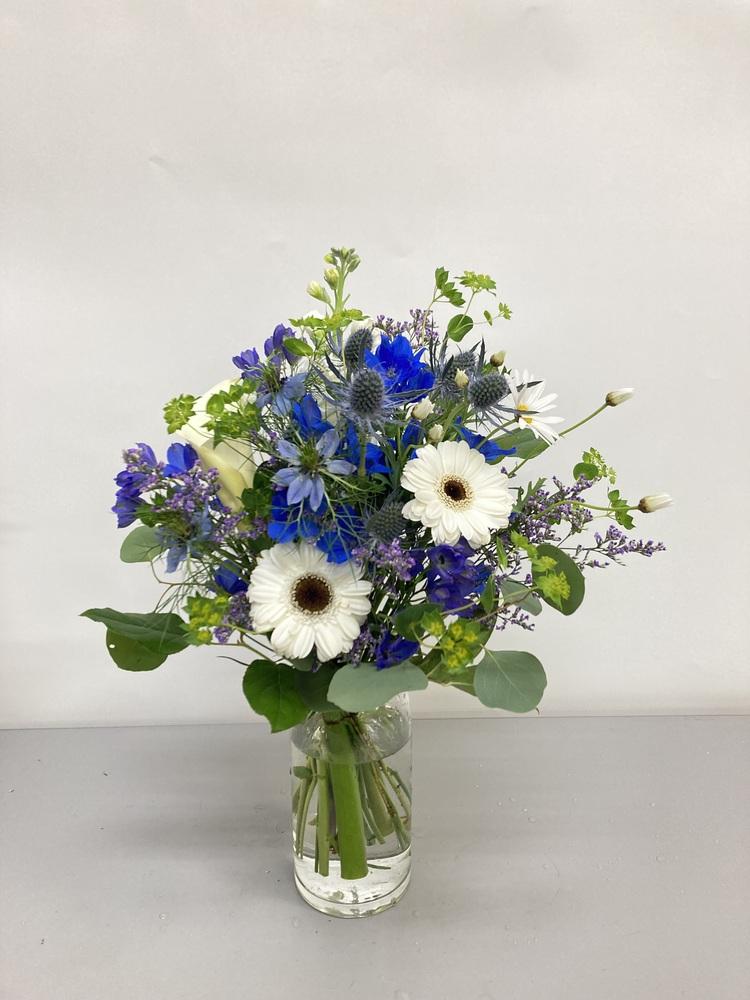 【誕生日ギフト】 フローリストにおまかせ 季節の花束 M - ブルー - - Image 32
