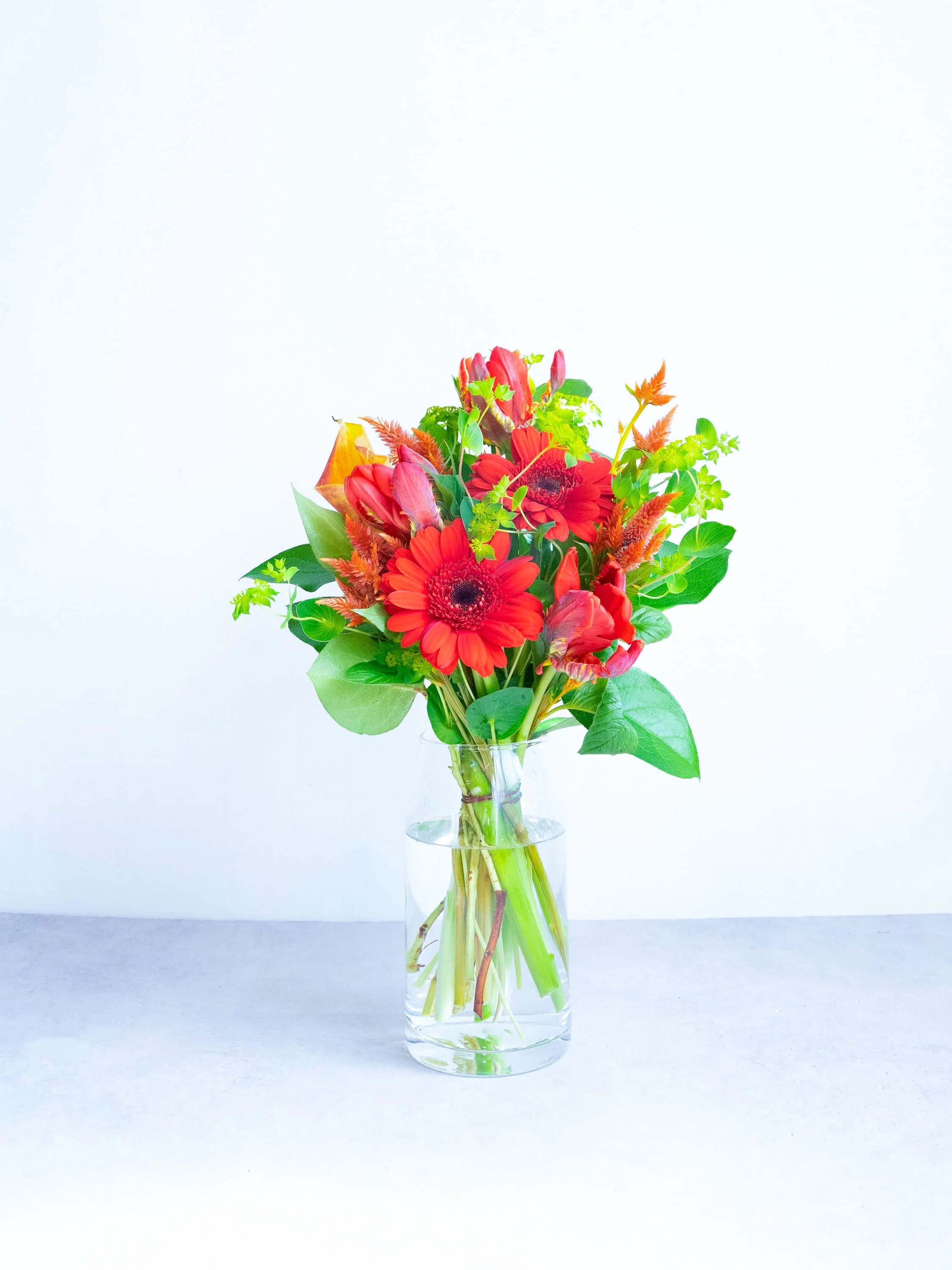フローリストにおまかせ 季節の花束 M - レッド - - Image 12