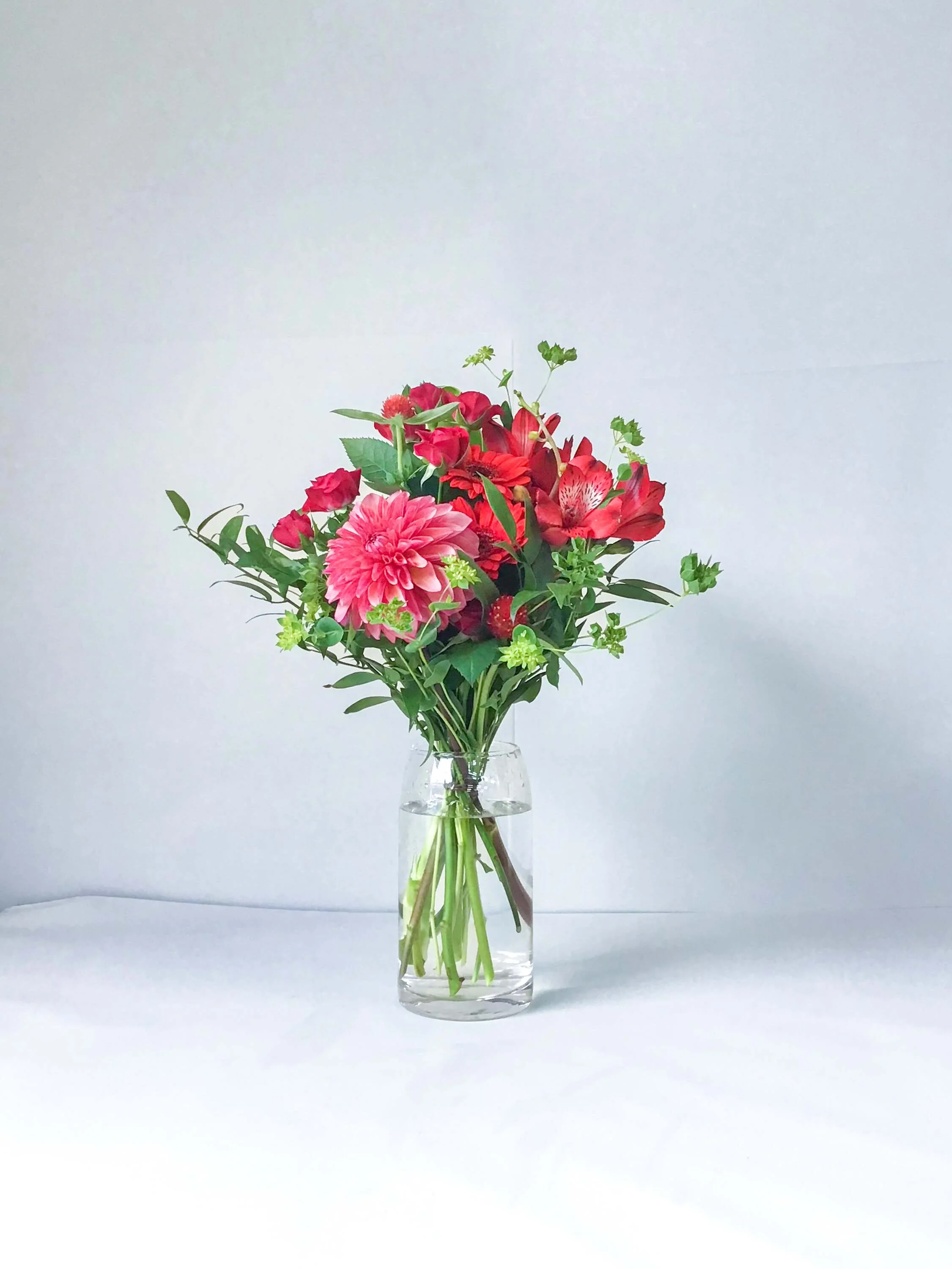 フローリストにおまかせ 季節の花束 M - レッド - - Image 15