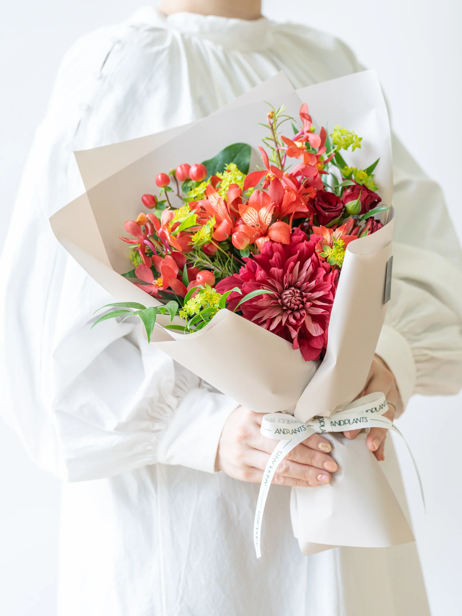 フローリストにおまかせ 季節の花束 M - レッド - - Image 11