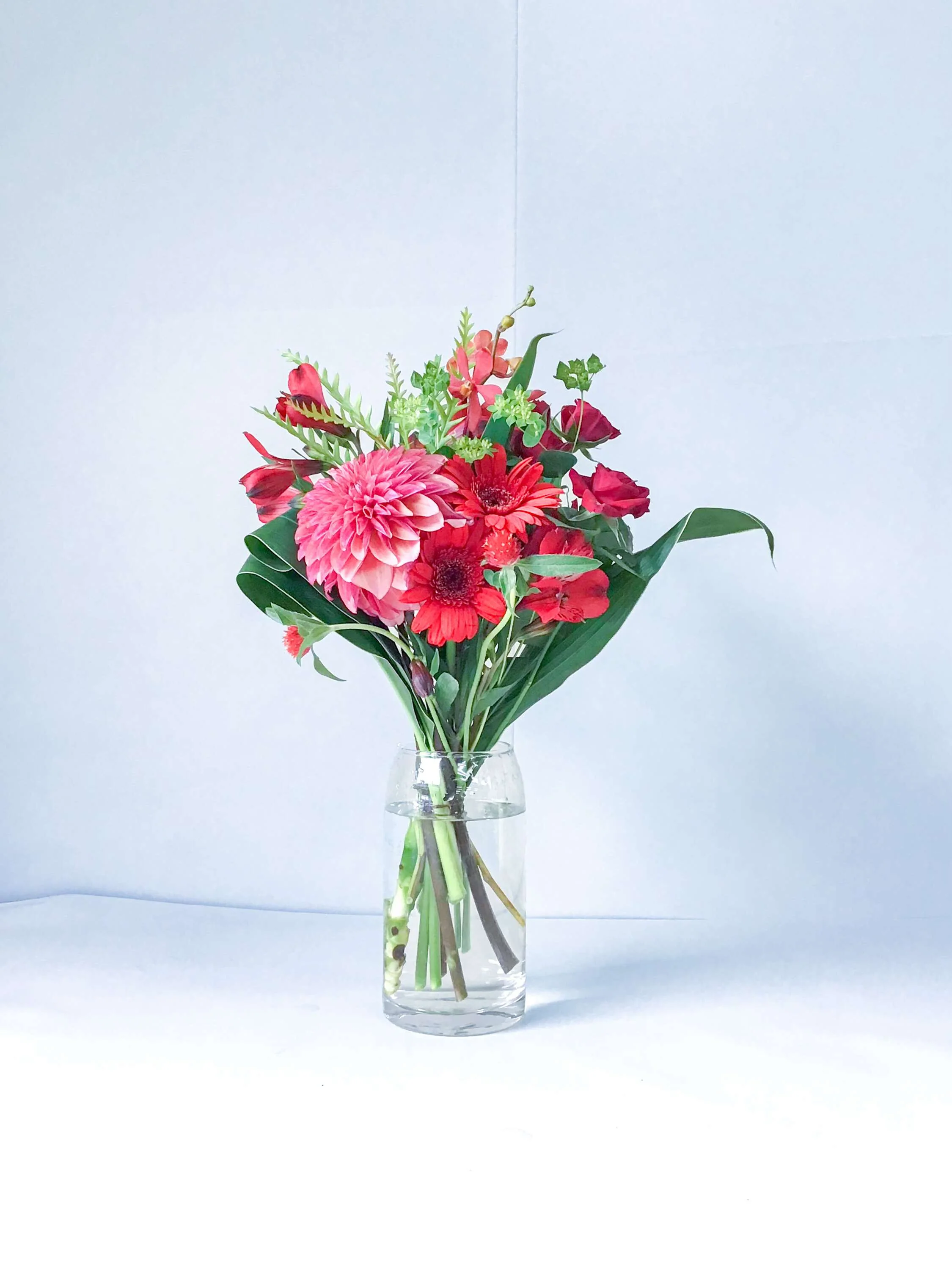 【誕生日ギフト】 フローリストにおまかせ 季節の花束 M - レッド - - Image 24