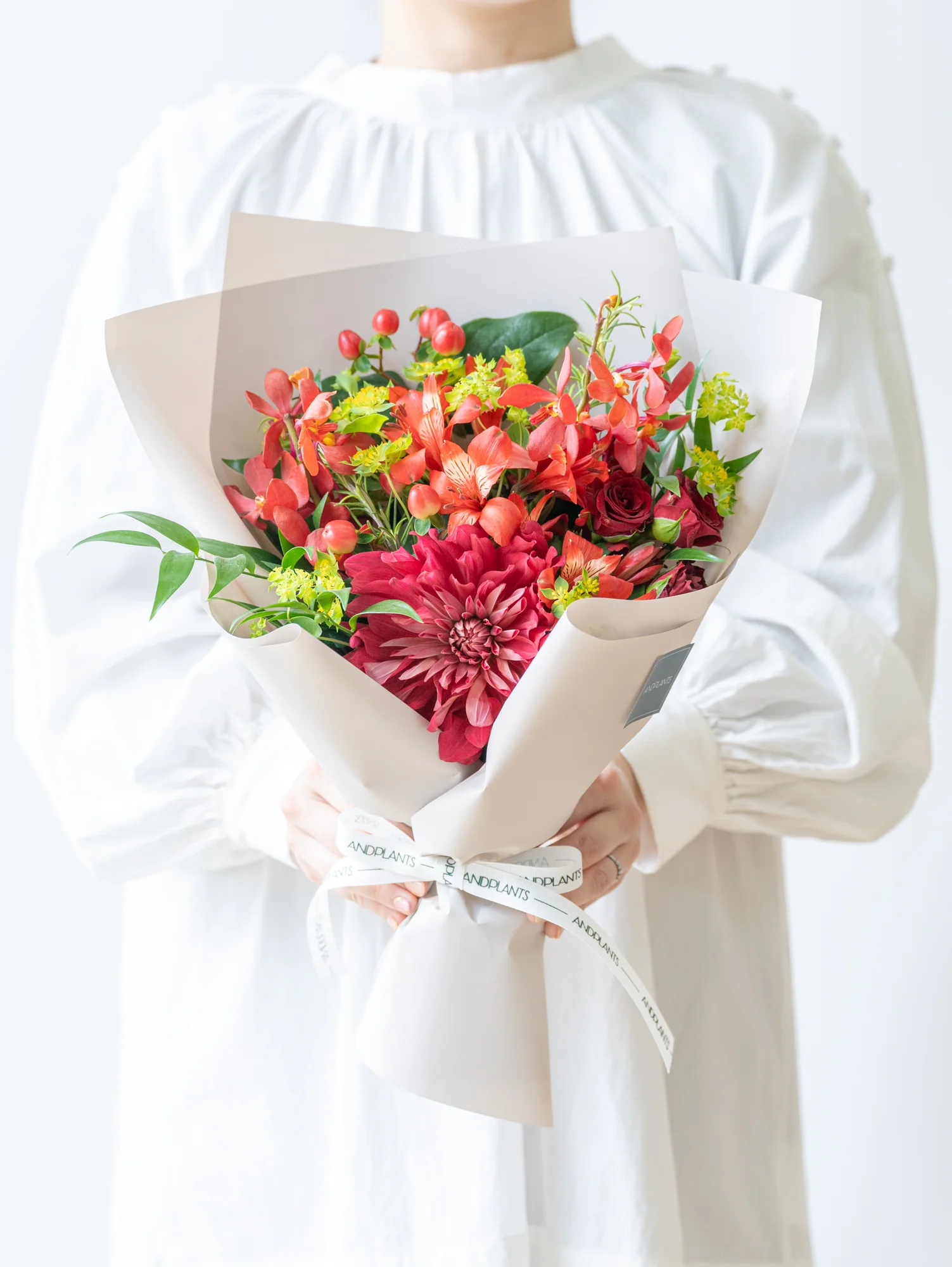 フローリストにおまかせ 季節の花束 M - レッド - - Image 3